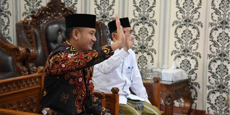 Wali Kota Palangka Raya, Fairid Naparin (kiri) saat menyapa para santri dalam rangka peringatan hari santri yang digelar secara daring di Palangka Raya, Kamis (22/10/20). (ANT/IST)