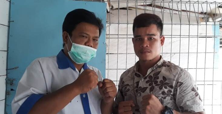 Petinju Eyger Sing (kanan) berfoto bersama Sekretaris PWI Gumas Jemmy Y Kamis di Kuala Kurun, Selasa (28 Oktober 2020).