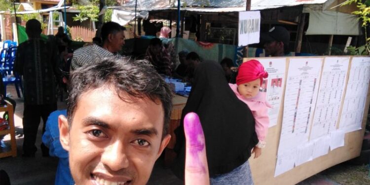 Warga Palangka Raya melakukan swafoto saat pemilihan umum. (ANT/Dok)