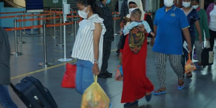 Sejumlah Pekerja Migran Indonesia (PMI) ilegal dalam proses pemulangan, di Kuala Lumpur International Airport (KLIA) 2 dengan dikawal petugas Imigrasi Malaysia dan pejabat KBRI Kuala Lumpur, Sabtu (10/10/2020). (ANT)