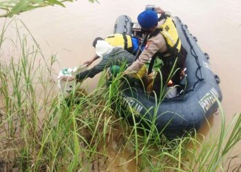 Masyarakat bersama anggota Pos Polisi Pelabuhan Rambang dan anggota Polisi Airud Palangka Raya mengevakuasi jasad bayi perempuan yang ditemukan tewas dalam kondisi mengapung di DAS Kahayan, Senin (19/10/2020). ANTARA/HO-Dokumentasi pribadi