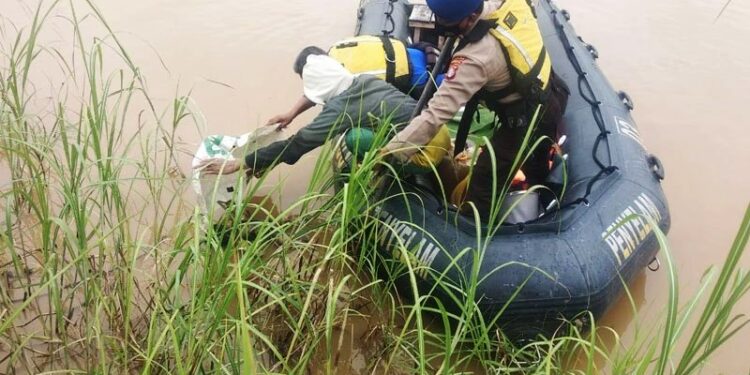 Masyarakat bersama anggota Pos Polisi Pelabuhan Rambang dan anggota Polisi Airud Palangka Raya mengevakuasi jasad bayi perempuan yang ditemukan tewas dalam kondisi mengapung di DAS Kahayan, Senin (19/10/2020). ANTARA/HO-Dokumentasi pribadi
