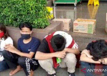 Sekelompok remaja diamankan jajaran Polres Metro Jakarta Selatan dalam patroli mencegah pergerakan massa aksi penolakan UU CIpta Kerja ke Istana Merdeka, Selasa (13/10/2020). (ANTARA/Laily Rahmawaty)