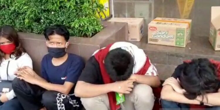 Sekelompok remaja diamankan jajaran Polres Metro Jakarta Selatan dalam patroli mencegah pergerakan massa aksi penolakan UU CIpta Kerja ke Istana Merdeka, Selasa (13/10/2020). (ANTARA/Laily Rahmawaty)