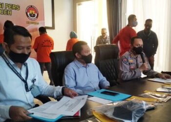 Kepala Bidang Humas Polda Aceh Kombes Pol Ery Apriyono (kanan) didampingi Direktur Reserse Kriminal Umum Polda Aceh Kombes Pol Sony Sanjaya (tengah) dan penyidik memaparkan pengungkapan kasus dugaan penyelundupan imigran etnis Rohingya di Mapolda Aceh di Banda Aceh, Selasa (27/10/2020). (ANT)