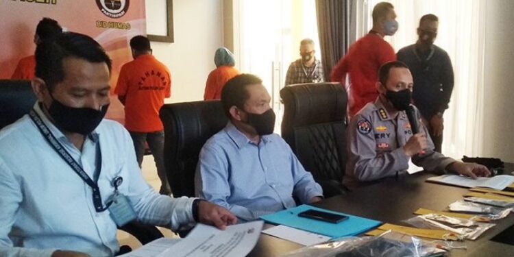 Kepala Bidang Humas Polda Aceh Kombes Pol Ery Apriyono (kanan) didampingi Direktur Reserse Kriminal Umum Polda Aceh Kombes Pol Sony Sanjaya (tengah) dan penyidik memaparkan pengungkapan kasus dugaan penyelundupan imigran etnis Rohingya di Mapolda Aceh di Banda Aceh, Selasa (27/10/2020). (ANT)