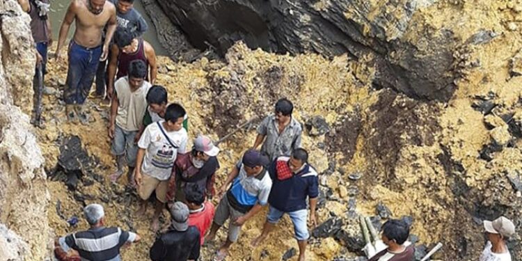 Warga berusaha mengevakuasi jenazah korban pekerja tambang batu bara rakyat yang tertimbun longsor di Desa Tanjung Lalang Kecamatan Tanjung Agung, Kabupaten Muara Enim, Rabu (21/10/2020). (ANT/IST)