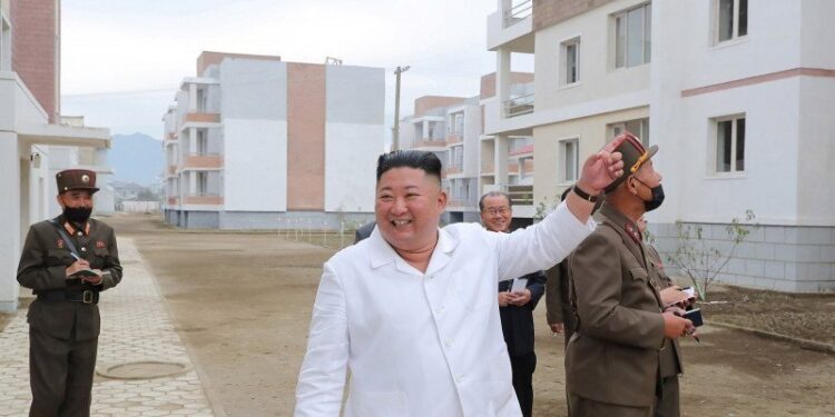 Pemimpin Korea Utara Kim Jong Un memeriksa lokasi rekonstruksi di daerah Kimhwa, dalam gambar ini dirilis oleh Kantor Berita Pusat Korea Utara (KCNA) pada 1 Oktober 2020. (ANT/IST)