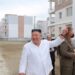 Pemimpin Korea Utara Kim Jong Un memeriksa lokasi rekonstruksi di daerah Kimhwa, dalam gambar ini dirilis oleh Kantor Berita Pusat Korea Utara (KCNA) pada 1 Oktober 2020. (ANT/IST)