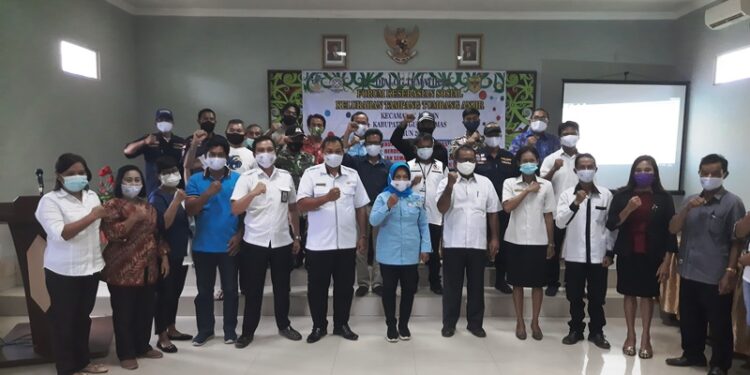 Kasi Perlindungan Sosial Korban Bencana Sosial pada Dinas Sosial Kalteng Diah P, Lurah Tampang Tumbang Anjir Berjoaldi, dan peserta dialog tematik I FKS berfoto bersama usai kegiatan di Kuala Kurun, Rabu (25/11/2020).