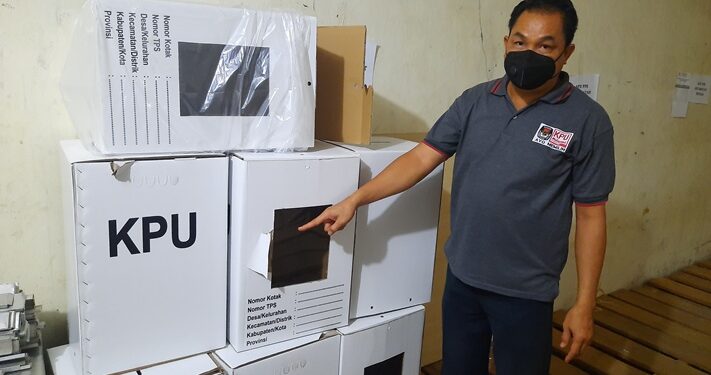 Kasubbag Keuangan, Umum dan Logistik pada KPU Gumas Yaman menunjukkan kotak suara TPS yang rusak di gudang KPU setempat, Kamis (5/11/2020). (ANT)