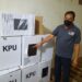 Kasubbag Keuangan, Umum dan Logistik pada KPU Gumas Yaman menunjukkan kotak suara TPS yang rusak di gudang KPU setempat, Kamis (5/11/2020). (ANT)