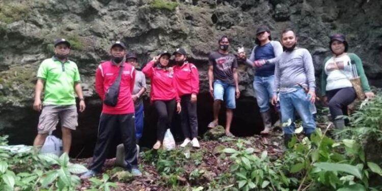Legislator Gumas Evandi (kanan kedua) dan lainnya saat mengunjungi Lubang Pondan di Desa Batu Nyapau, Kecamatan Tewah, beberapa waktu lalu. Foto diambil sebelum terjadi pandemi COVID-19. (ANT/IST)