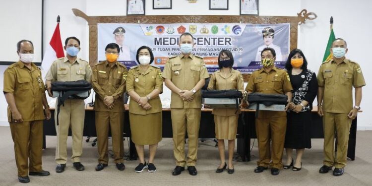 Bupati Gumas Jaya Samaya Monong (tengah) bersama Wabup Efrensia L.P. Umbing (kiri keempat), Kepala DPKO Gumas Esra (kiri ketiga), dan lainnya berfoto bersama usai menyerahkan laptop kepada perwakilan Gumas pada ajang lomba Pemilihan Guru dan Kepala Sekolah Berprestasi tingkat provinsi, di Kuala Kurun, Selasa (10/11/2020). (Foto : Protokol dan Perjalanan Setda Gumas)