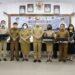 Bupati Gumas Jaya Samaya Monong (tengah) bersama Wabup Efrensia L.P. Umbing (kiri keempat), Kepala DPKO Gumas Esra (kiri ketiga), dan lainnya berfoto bersama usai menyerahkan laptop kepada perwakilan Gumas pada ajang lomba Pemilihan Guru dan Kepala Sekolah Berprestasi tingkat provinsi, di Kuala Kurun, Selasa (10/11/2020). (Foto : Protokol dan Perjalanan Setda Gumas)
