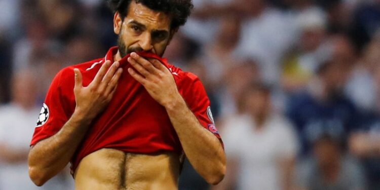 FOTO FILE: Pemain Liverpool Mohamed Salah tampil pada pertandingan Final Liga Champions melawan Tottenham Hotspur di Wanda Metropolitano, Madrid, Spanyol (1/6/2019). Federasi Sepakbola Mesir pada Jumat (13/11/2020) malam, mengkonfirmasi jika Mohamed Salah terjangkit COVID-19 setelah menjalani tes swab bersama timnas Mesir. REUTERS / Kai Pfaffenbach / File Photo/aww.