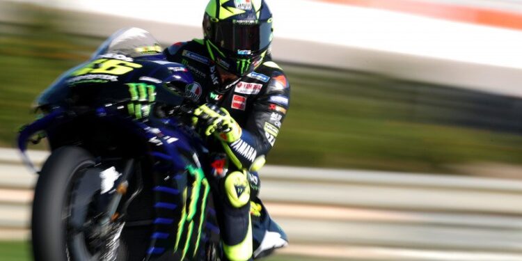 Pebalap tim Monster Energy Yamaha Valentino Rossi melakukan wheelie di sesi pemanasan Grand Prix Valencia, Sirkuit Ricardo Tormo, Valencia, Spanyol. (15/11/2020). ANTARA/Reuters/Albert Gea