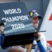 Pebalap tim Suzuki Ecstar Joan Mir melakukan selebrasi setelah mengunci gelar juara dunia MotoGP di Grand Prix Valencia, Sirkuit Ricardo Tormo, Spanyol. (15/11/2020) Reuters/Albert Gea