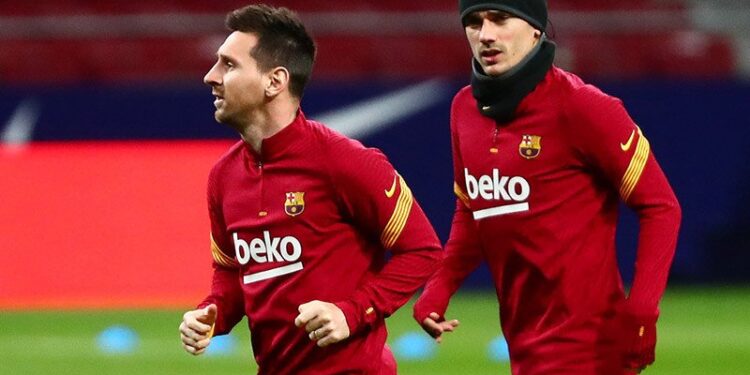 Pemain Barcelona Lionel Messi dan Antoine Griezmann melakukan pemanasan sebelum bertanding melawan Atletico Madrid di Wanda Metropolitano, Madrid, Spanyol pada Sabtu (21/11/2020). ANTARA/REUTERS//Sergio Perez/am.