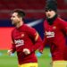 Pemain Barcelona Lionel Messi dan Antoine Griezmann melakukan pemanasan sebelum bertanding melawan Atletico Madrid di Wanda Metropolitano, Madrid, Spanyol pada Sabtu (21/11/2020). ANTARA/REUTERS//Sergio Perez/am.
