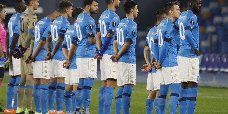 Soccer Football - Europa League - Group F - Napoli v HNK Rijeka - Stadio San Paolo, Naples, Italy - November 26, 2020 General view as Napoli players line up wearing shirts with Diego Maradona's name on the back before the match REUTERS/Ciro De Luca (REUTERS/CIRO DE LUCA)
