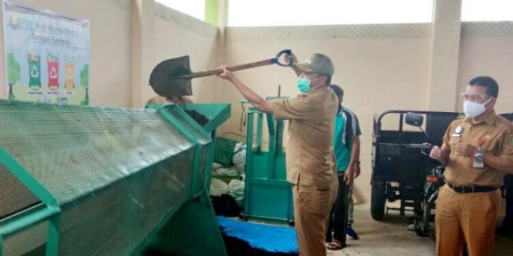 Bupati Sukamara Windu Subagio saat meresmikan TPS 3R Pantai Jaya, Desa Sungai Cabang Barat, Kecamatan Pantai Lunci, Selasa (3/11/2020). (ANT)