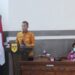 Bupati Gumas Jaya Samaya Monong (kiri) menyampaikan jawaban terhadap pandangan umum fraksi pendukung DPRD saat rapat paripurna di Kuala Kurun, Jumat, (13/11/2020). (ANTARA/Ho-Protokol dan Perjalanan Setda Gumas)