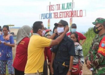 Tim Gugus Tugas Percepatan Penanggulangan COVID-19 Kecamatan Patangkep Tutui deklarasikan pencegahan COVID-19 sekaligus pembagian masker di lokasi Objek Wisata Puncak Teletorobalo di Desa Lalap, Minggu, (15/11/2020). (ANT)