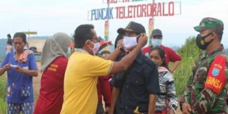 Tim Gugus Tugas Percepatan Penanggulangan COVID-19 Kecamatan Patangkep Tutui deklarasikan pencegahan COVID-19 sekaligus pembagian masker di lokasi Objek Wisata Puncak Teletorobalo di Desa Lalap, Minggu, (15/11/2020). (ANT)