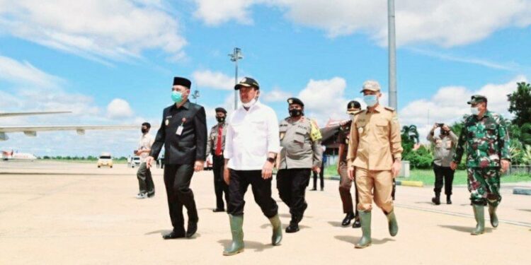 Wamenhan RI Sakti Wahyu Trenggono (tengah) tiba di Bandara Tjilik Riwut Palangka Raya, Senin, (23/11/2020). (ANTARA/Ho-MMC Kalteng)