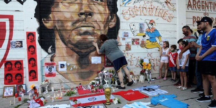 Sejumlah penggemar berkumpul di luar Stadion Diego Armando Maradona, Buenos Aires, Argentina, selepas kabar meninggalnya legenda sepak bola Diego Maradona pada Rabu (25/11/2020). (ANTARA/REUTERS/Magali Druscovich)