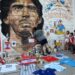 Sejumlah penggemar berkumpul di luar Stadion Diego Armando Maradona, Buenos Aires, Argentina, selepas kabar meninggalnya legenda sepak bola Diego Maradona pada Rabu (25/11/2020). (ANTARA/REUTERS/Magali Druscovich)