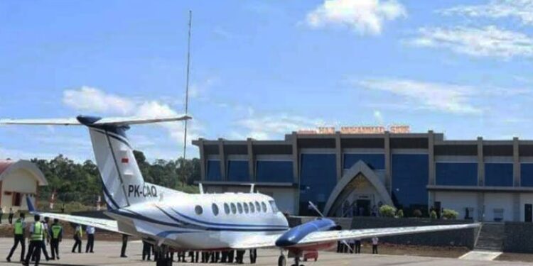 Pesawat dari Kementerian Perhubungan jenis Beechcraft SKA B 350i dengan pilot Captain Wahyudi dan FO Wan Benny P saat melakukan kalibrasi alat navigasi mendarat di Bandara Haji Muhammad Sidik Muara Teweh, Kabupaten Barito Utara, Kamis (13/8/2020). (ANT/IST)