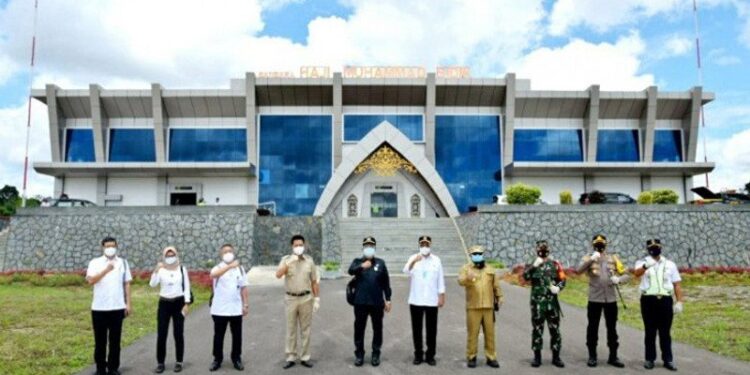 Menhub Budi Karya Sumadi didampingi Ketua Komisi V DPR RI Lasarus, Plt Gubernur Kalteng Habib Ismail Bin Yahya, Bupati Barut Nadalsyah dan lainnya saat meninjau Bandara Haji Muhammad Sidik di Muara Teweh, Selasa (20/10/2020). (ANTARA/HO-Biro Adpim Setda Kalteng)