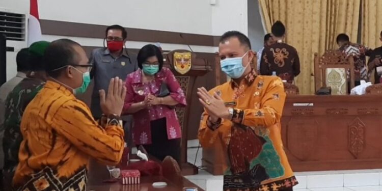 Bupati Gumas Jaya Samaya Monong saat menghadiri rapat paripurna, di Kuala Kurun, Jumat (13/11/2020). (ANTARA/Chandra)