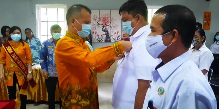 Bupati Gumas Jaya S Monong menyematkan PIN IGI kepada Ketua IGI Gumas Triwanto Samosir, usai pelantikan pengurus IGI kabupaten setempat masa bakti 2020-2024, di Kuala Kurun, Jumat (20/11/2020). (ANT)