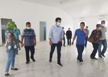Bupati H Nadalsyah didampingi Sekda H Jainal Abidin, Kadis PUPR M Iman Topik dan Direktur RSUD Dwi Agus Setijowati serta pejabat teknis PUPR melakukan pengecekan bangunan gedung isolasi bagi pasien COVID-19, yang berada di belakang rusunawa kawasan RSUD Mara Teweh, Minggu (8/11/2020). (ANT/IST)