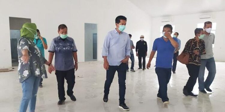 Bupati H Nadalsyah didampingi Sekda H Jainal Abidin, Kadis PUPR M Iman Topik dan Direktur RSUD Dwi Agus Setijowati serta pejabat teknis PUPR melakukan pengecekan bangunan gedung isolasi bagi pasien COVID-19, yang berada di belakang rusunawa kawasan RSUD Mara Teweh, Minggu (8/11/2020). (ANT/IST)