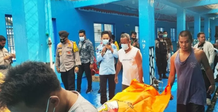 Anggota Polresta Palangka Raya dibantu petugas Lapas Klas IIA Palangka Raya Kalimantan Tengah dan narapidana setempat mengevakuasi jasad Soni yang ditemukan tewas tergantung ddi ruang tahanan, Jumat (27/11/2020). (ANT/IST)