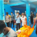 Anggota Polresta Palangka Raya dibantu petugas Lapas Klas IIA Palangka Raya Kalimantan Tengah dan narapidana setempat mengevakuasi jasad Soni yang ditemukan tewas tergantung ddi ruang tahanan, Jumat (27/11/2020). (ANT/IST)