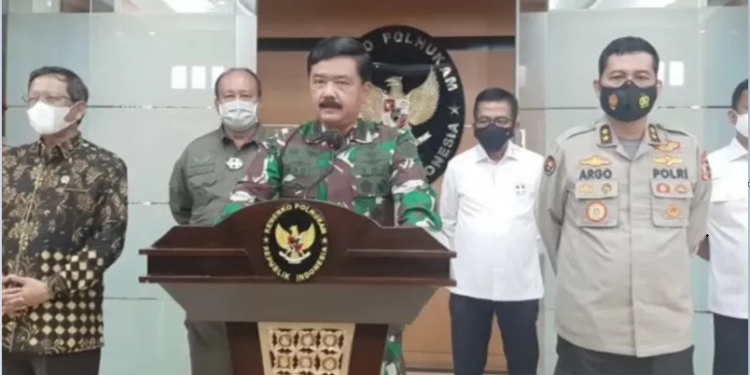 Panglima TNI Marsekal TNI Hadi Tjahjanto saat memberikan keterangan pers di Kantor Kemenko Polhukam, Jakarta, Senin (30/11/2020). (ANTARA/HO-Humas Kemenko Polhukam)