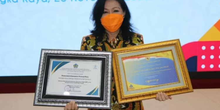 Pelaksanaan Tugas Bupati Pulang Pisau Pudjirustaty Narang menerima dua penghargaan dari Kementerian Keuangan RI yang diterima dalam kegiatan penyerahan DIPA Provinsi Kalimantan Tengah Tahun 2021 di Palangka Raya, Kamis (26/11/2020). (ANT/IST)