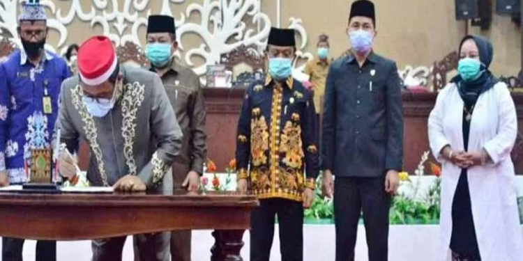 Plt Gubernur Kalteng Habib Ismail Bin Yahya melakukan penandatangan kesepakatan Raperda APBD tahun 2021 yang disaksikan Ketua dan wakil-wakil Ketua DPRD Kalteng saat rapat paripurna di Palangka Raya, Jumat (27/11/2020). ANTARA/Sekretariat DPRD Kalteng