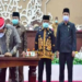 Plt Gubernur Kalteng Habib Ismail Bin Yahya melakukan penandatangan kesepakatan Raperda APBD tahun 2021 yang disaksikan Ketua dan wakil-wakil Ketua DPRD Kalteng saat rapat paripurna di Palangka Raya, Jumat (27/11/2020). ANTARA/Sekretariat DPRD Kalteng
