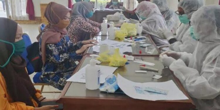 FOTO DOKUMENTASI - Aparatur Sipil Negara (ASN) dan pegawai kontrak pada DPRD Barito Selatan mengikuti tes cepat atau rapid test di Buntok, Kamis, (6/8). (ANT)