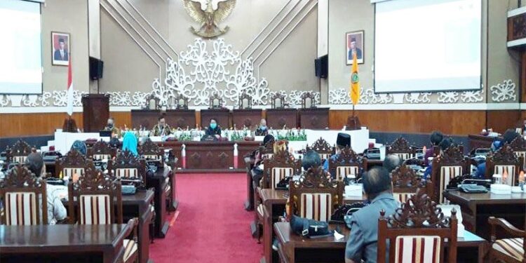 Pimpinan dan anggota DPRD Kalimantan Tengah saat mengadakan pertemuan dengan perwakilan KPK RI di Palangka Raya, Jumat (20/11/2020). ANTARA/HO-Sekretariat DPRD Kalteng