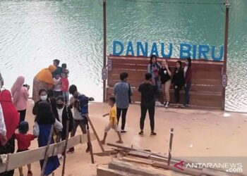 Sejumlah warga berkunjung ke 'Danau Biru' yang terletak di Desa Tewang Rangkang, Kecamatan Tewang Sangalang Garing, Kabupaten Katingan, kemarin. (ANT/IST)