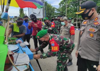 Dandim 1013/Mtw Letkol Kav Rinaldi Irawan didampingi Kapolres Barito Utara AKBP Dodo Hendro Kusuma dan tim gabungan pendisplinan COVID-19 membagikan masker kepada masyarakat dan memasang stiker protokol kesehatan di Bundaran Buah dan Bundaran Air Mancur Muara Teweh, Senin (2/11/2020). (ANT/IST)