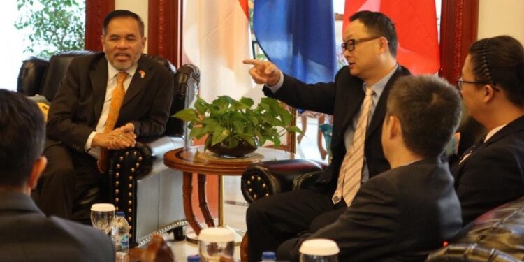 Dubes RI untuk China Djauhari Oratmangun mendengarkan paparan Travis Liu selaku ketua delegasi delapan perusahaan China yang berminat investasi di Indonesia. (ANTARA/HO-KBRI Beijing/mii)