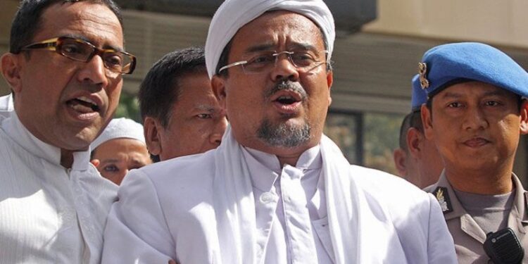 Imam Besar Front Pembela Islam (FPI), Habib Rizieq Shihab memberikan keterangan kepada wartawan usai menjalani pemeriksaan di Polda Metro Jaya, Jakarta, Senin (23/1). Habib Rizieq menjalani pemeriksaan selama empat jam sebagai saksi terkait dugaan kasus penghinaan rectoverso di lembaran uang baru dari Bank Indonesia, yang disebutnya mirip logo palu arit. (ANT)